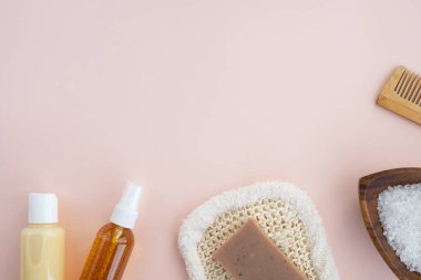 Doğal organik banyo aletleri, sıfır atık. Şampuan, merhem, bez, tarak, sabun ve deniz tuzu. Cilt bakımı ve doğal kozmetik konsepti. Üst görünüm, düz görünüm, kopyalama alanı