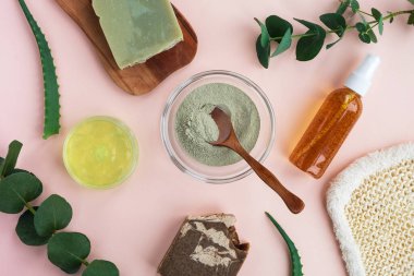 Doğal kozmetik ürünleri ve malzemeleri. Cilt bakım ürünleri, okaliptüs yaprakları, el yapımı sabun, pastel arka planda krema jeli. Üst manzara, düz uzanma
