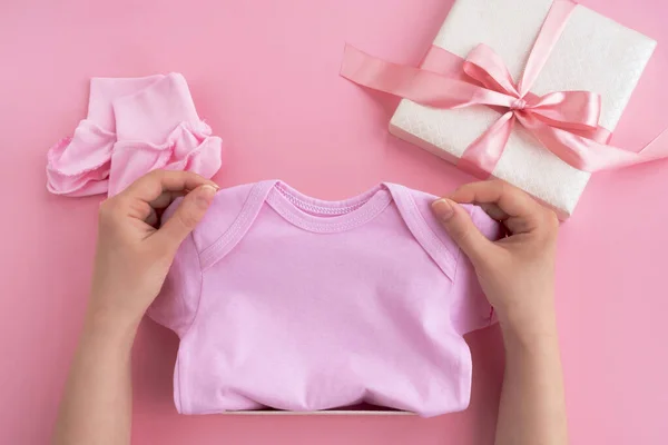 Babyduschkoncept Kvinnliga Händer Håller Kläder Kroppsdräkt Nyfödd Flicka Tillbehör Rosa — Stockfoto