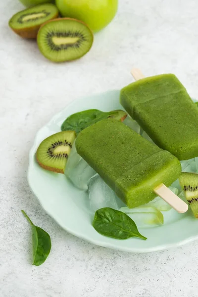 Batido Verde Paletas Con Espinacas Kiwi Manzana Plato Dieta Verano —  Fotos de Stock
