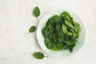 Tabakta taze ıspanak yaprakları. Organik yiyecekler, vejetaryen diyeti. Üst görünüm, düz görünüm, kopyalama alanı