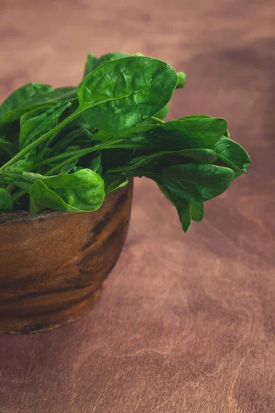 Spinatblätter Einer Holzschüssel Auf Dem Küchentisch Gesunde Ernährung Vegetarisches Ernährungskonzept — Stockfoto