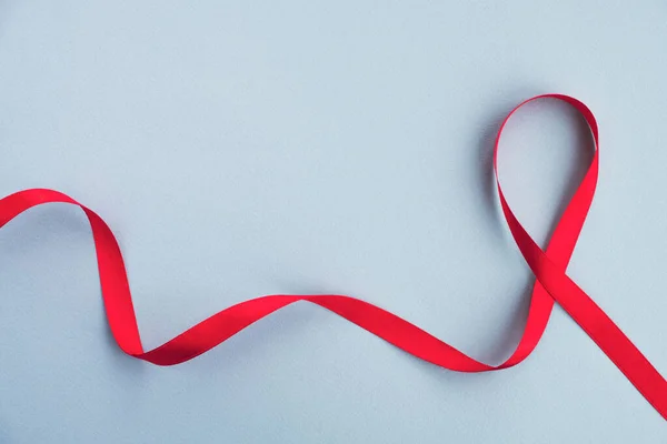 Consciência Fita Vermelha Aids Fundo Azul Claro Conceito Medicina Dia — Fotografia de Stock