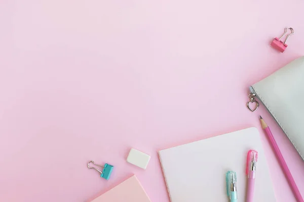 Pastel pembe arka planda ofis malzemeleri. Okul konseptine geri dönelim. Üst görünüm, düz görünüm, kopyalama alanı