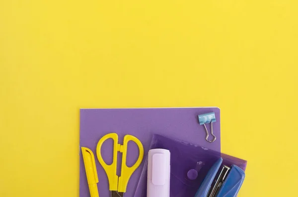 Material Papelaria Sobre Fundo Amarelo Volta Conceito Escola Vista Superior — Fotografia de Stock