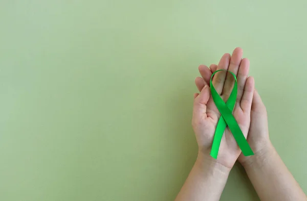 Green Mental Health Awareness Ribbon Womans Hands Medicine Healthcare Concept — Stock Photo, Image