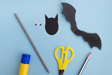 Cadılar Bayramı el yapımı dekor. Kâğıt sopa yapmayı. Makasla şekli kesiyorum. Adım 2. Üst manzara, düz uzanma