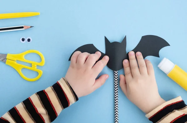 Artesanato Halloween Criança Faz Morcego Papel Engraçado Passo Vista Superior — Fotografia de Stock