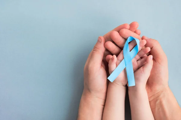 Homem Criança Mãos Segurando Luz Azul Fita Consciência Câncer Próstata — Fotografia de Stock