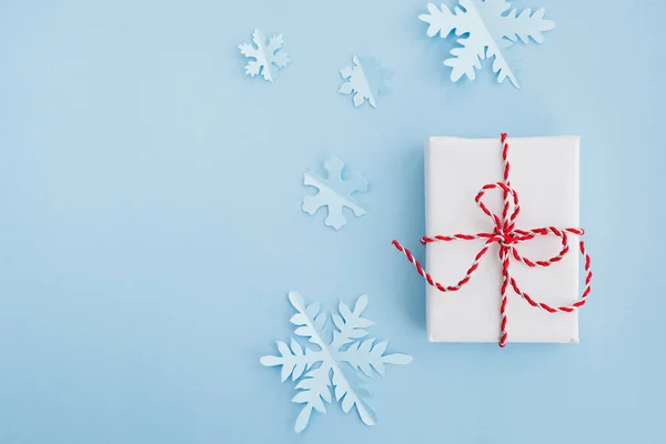 圣诞和新年作文 礼品盒和雪花是用浅蓝色背景的纸做成的 顶视图 复制空间 — 图库照片