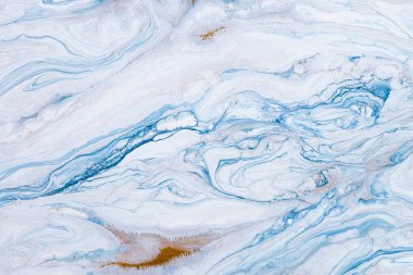 Soyut sıvı mermer dokusu. Altın damarlı mavi renk. Akrilik boya, modern akışkan sanat. Üst görünüm