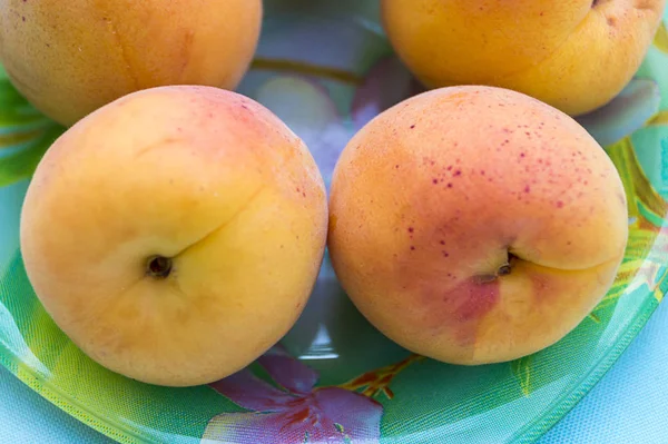 Спелые Большие Персиковые Тарелки Здоровое Питание Органическое Зеленый Фон Здоровый — стоковое фото