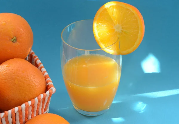 Апельсиновий Сік Склянці Синьому Фоні — стокове фото