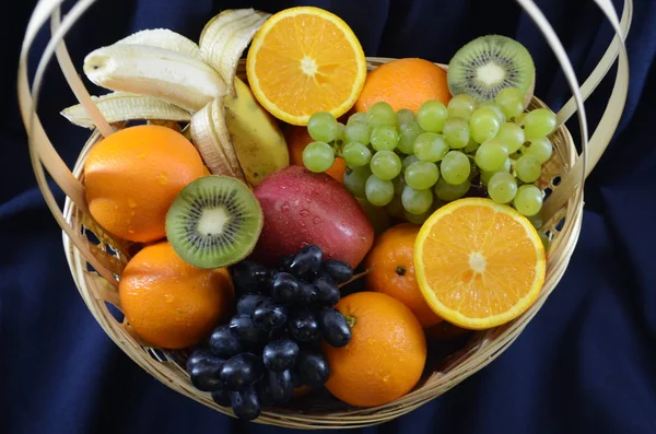 Frutas Cesta Contra Fundo Escuro — Fotografia de Stock