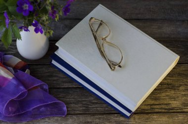 Bardaklı masadaki kitaplar. Akşam okuma.