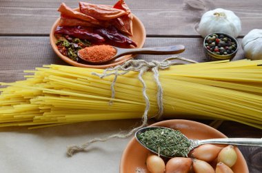 baharatlar ile dize ile bağlı kurutulmuş makarna