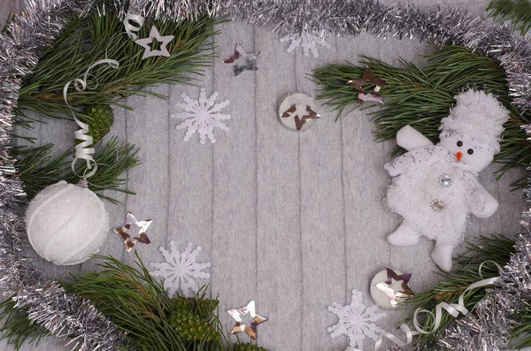 Рождественская и новогодняя композиция с копировальным пространством на сером фоне — стоковое фото