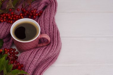 Kopya alanı ile sonbahar kompozisyonu: viburnum dalları ile kahve bardağı