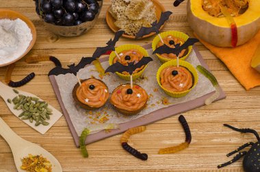 Cadılar Bayramı için balkabağı kek. Pişirme için fikirler, tatlılar.