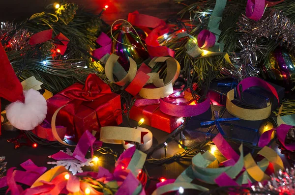 Рождественские и новогодние подарки с мишурой, гирляндами, хвойными ветвями. Яркое Рождество и Новый год — стоковое фото