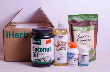 Chelyabinsk, Rusya. 06.05.2020. Iherb paketi hindistan cevizi yağı, hintyağı, keçiboynuzu, B12 vitamini, çinko. Organik gıda ve diğer ürünler.