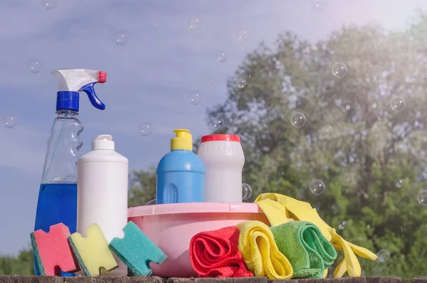 Productos Limpieza Para Hogar Con Servilletas Colores Esponjas Sobre Fondo — Foto de Stock