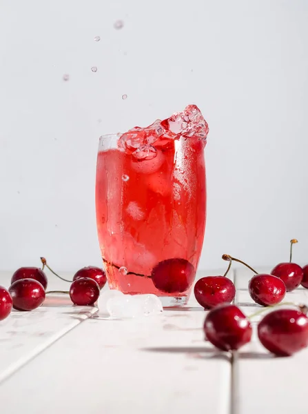 Summer Sweet Cherry Drink Splash Falling Ice White Wooden Background — Stock Photo, Image