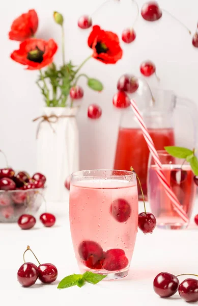 Bebida Refrescante Verano Con Cerezas Bayas Voladoras Borrosas Fondo Foto — Foto de Stock