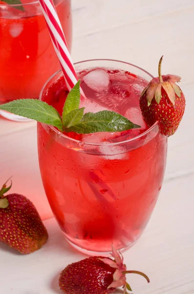 Cold Strawberry Drink Strawberry Slices Mint — Stock Photo, Image