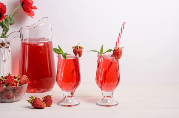 Summer Cooling Drink Strawberries Ice White Background Copy Space Horizontal — Stock Photo, Image