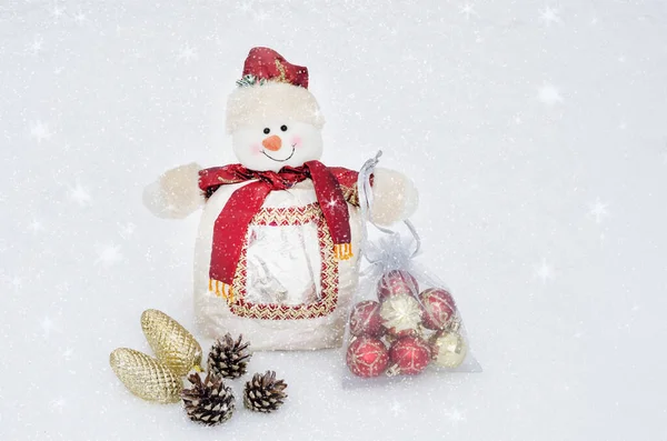 Рождественская Новогодняя Открытка Копировальным Местом Снеговик Падающим Снегом Рождественскими Шарами — стоковое фото