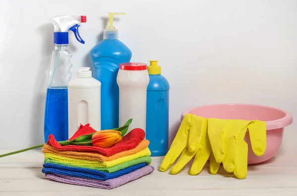 Produkty Sprzątania Domu Kolorowymi Serwetkami Białym Tle Wiosenne Porządki Zapobieganie — Zdjęcie stockowe