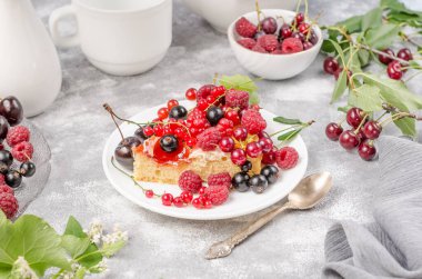 Gri arka planda yaz meyveli bisküvi keki.