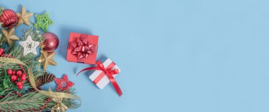 Afiş arka planı. Noel ve Yeni Yıl şenlik kompozisyonları mavi arka planda hediyeler ve metin için kopya alanı
