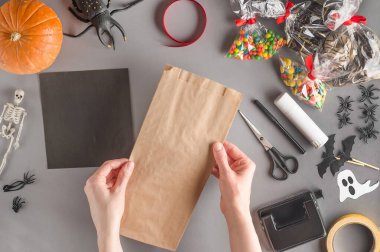 Cadılar Bayramı için bir hediyeyi adım adım paketliyorum. İkinci adım, el işi paketini al.