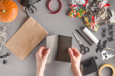 Cadılar Bayramı için bir hediyeyi adım adım paketliyorum. Beşinci adım: Ev için siyah kağıt çatıyı al.