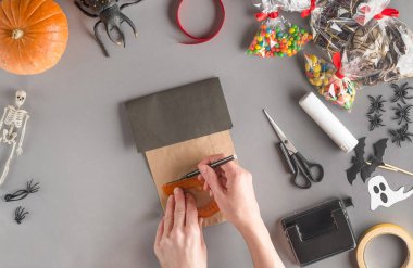 Cadılar Bayramı için bir hediyeyi adım adım paketliyorum. Adım 6 - cetvel kullanarak evin pencerelerini keçeli kalemle işaretle.