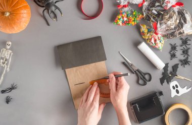 Cadılar Bayramı için bir hediyeyi adım adım paketliyorum. 7. adım - cetvel kullanarak, evin ikinci penceresini keçeli kalemle işaretleyin.