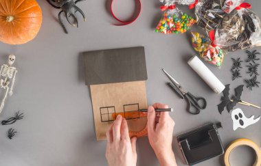 Cadılar Bayramı için bir hediyeyi adım adım paketliyorum. Adım 8 - cetvel kullanarak, istenen şeklin iki penceresini keçeli kalemle çiz