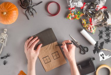 Cadılar Bayramı için bir hediyeyi adım adım paketliyorum. Dokuzuncu adım - web tabanını keçeli kalemle çiz