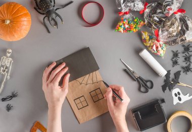 Cadılar Bayramı için bir hediyeyi adım adım paketliyorum. Adım 10 - Ağın çapraz çizgilerini keçeli kalemle çiz