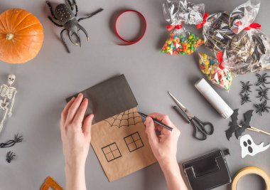 Cadılar Bayramı için bir hediyeyi adım adım paketliyorum. 11. adım - evin üzerine keçeli kalemle örümcek ağı çiz