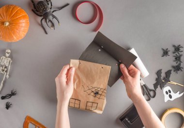 Cadılar Bayramı için bir hediyeyi adım adım paketliyorum. 18. adım - kağıt çatıyı eve geri götürmek.