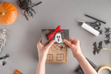 Cadılar Bayramı için bir hediyeyi adım adım paketliyorum. Adım 22 - Kağıt hayaleti yapıştır