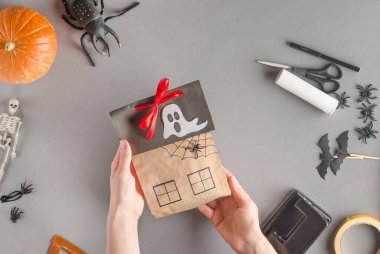 Cadılar Bayramı için bir hediyeyi adım adım paketliyorum. 23. Adım: Cadılar Bayramı hediyesi neredeyse hazır.