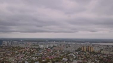 Gökyüzü koyu bulutlar bulutlu havalarda bir yükseklikten şehir panoraması. Arka planda Volga Nehri.