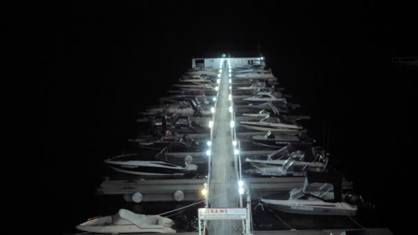 Nuit Quai Est Éclairé Par Des Lumières Blanches Les Bateaux — Video