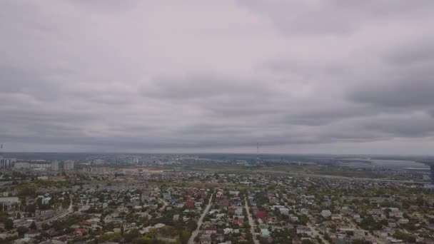 Panorama Van Stad Van Een Hoogte Bewolkt Weer Hemel Donkere — Stockvideo