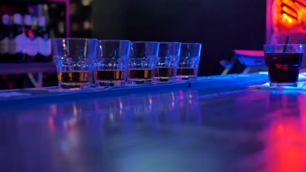 Nocny Klub Barku Szklanki Alkoholem Tle Barman Dziewczyna Tańczy Białym — Wideo stockowe