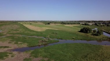 Drone, balıkçı bir balık yakaladı hangi nehrin üzerinde uçar, bir alan, sağ araba ile bir köprü, sola döner, bir ormana bakan, bir bataklık. Açık güneşli bulutsuz yaz günü.